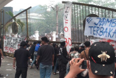 Gerbang Kantor Gubernur Jambi Di Jebol, Demo Kabut Asap Berujung Water Cannon 