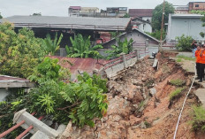 Tembok RS Arafah Longsor, 2 Rumah Warga Tertimpa Reruntuhan 