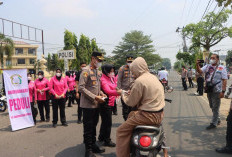 Peduli Kabut Asap, Kapolres Bungo Bagikan 1.000 Masker kepada Warga dan Pengendara