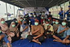 Ditpolairud Polda Jambi Sambangi Warga, Bagikan Masker dan Sembako di Tengah Kabut Asap