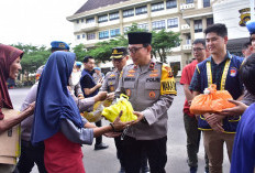 Polda Jambi Berbagi Berkah Ramadhan: Ratusan Paket Takjil serta Sembako Diserahkan ke Pengendara dan warga