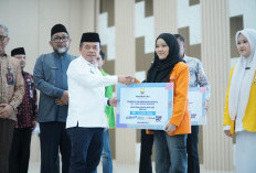 Gubernur Al Haris Salurkan Beasiswa Pro Jambi Cerdas Rp6 Miliar untuk 500 Mahasiswa
