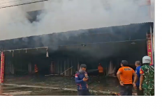 Toko Baju Raja Murah di Sengeti Terbakar Hebat, Warga Panik