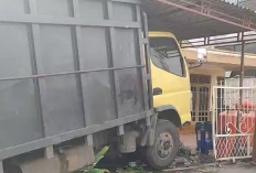 Truk Batubara Tabrak Rumah dan Warung di Kebon Kopi Jambi