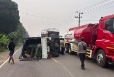 Pecah Ban, Mobil Pickup Muatan Sembako Terguling di Pemayung
