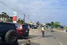 Warga Bantu Pengaturan Antrean Di SPBU Pal 3 Jalan Lintas Sumatera