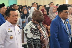 Menteri HAM dan Al Haris Serahkan KTP kepada Warga SAD dalam Kuliah Umum