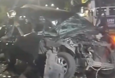 Sebuah Mobil Xenia Ringsek Usai Ditabrak Truk Batubara di Batang Hari