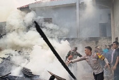 Gudang Penyimpanan Material dan Barang Plastik Terbakar di Purwosari