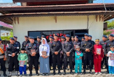 Brimob Sahabat Anak, Satbrimob Polda Jambi Salurkan Bantuan Buku Tulis